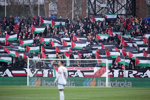 Bilder des Jahres 2025, Sport 03 März Sport Themen der Woche KW09 LA LIGA EA Sports - Rayo Vallecano vs Sevilla MADRID, SPAIN - March1: Rzyo Vallecano fans show their support for the Palestinian people during the LaLiga EA Sports 2024 25 match between Rayo Vallecano and Sevilla at Vallecas Stadium in Madrid. (Photo by Guillermo Martinez) Madrid Vallecas Stadium Spain Copyright: xGuillermoxMartinezx