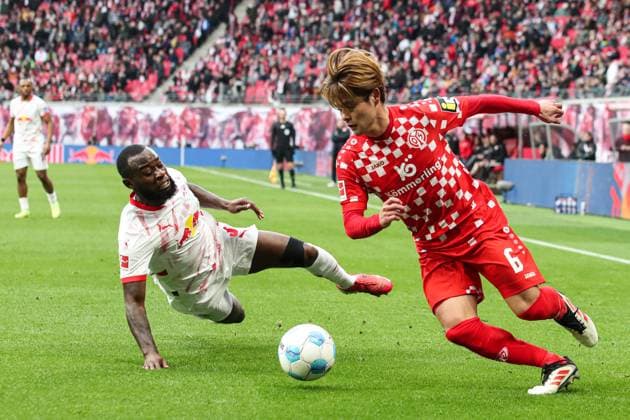 Kaishu Sano (FSV Mainz 05,6) gegen Lutsharel Geertruida (RB Leipzig,3) - 1. Fussball Bundesliga Saison 2024-2025 RB Leipzig vs. FSV Mainz 05 in der Red Bull Arena in Leipzig - Aktion,Fussball,Deutschland,Mann,Männer,01.03.2025
