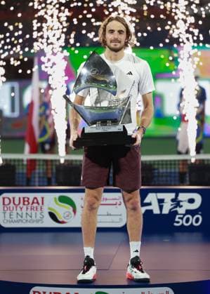 Stefanos Tsitsipas, mit dem Pokal, Trophäe, Siegerehrung, Presentation, Dubai Duty Free Tennis Championships, Dubai, U.A.E. Tennis - Dubai Tennis Championships 2024 - ATP, Tennis Herren - Dubai Duty Free Tennis Stadium - Dubai - - United Arab Emirates - 1 March 2025. Copyright: xJuergenxHasenkopfx