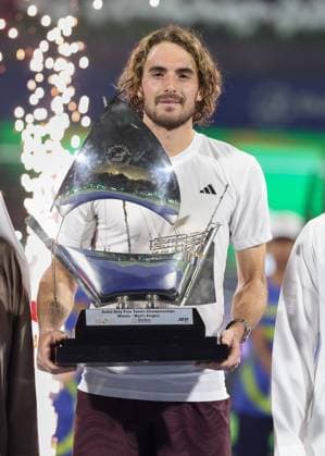 Stefanos Tsitsipas, mit dem Pokal, Trophäe, Siegerehrung, Presentation, Dubai Duty Free Tennis Championships, Dubai, U.A.E. Tennis - Dubai Tennis Championships 2024 - ATP, Tennis Herren - Dubai Duty Free Tennis Stadium - Dubai - - United Arab Emirates - 1 March 2025. Copyright: xJuergenxHasenkopfx