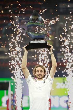 Stefanos Tsitsipas, mit dem Pokal, Trophäe, Siegerehrung, Presentation, Dubai Duty Free Tennis Championships, Dubai, U.A.E. Tennis - Dubai Tennis Championships 2024 - ATP, Tennis Herren - Dubai Duty Free Tennis Stadium - Dubai - - United Arab Emirates - 1 March 2025. Copyright: xJuergenxHasenkopfx