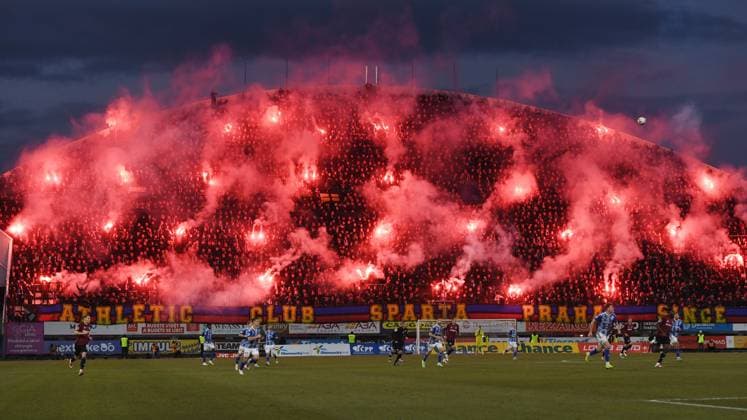 Bilder des Jahres 2025, Sport 03 März Sport Themen der Woche KW09 Sport Bilder des Tages Utkani 24. kola prvni fotbalove ligy SK Sigma Olomouc - AC Sparta Praha, 1. brezna 2025, Olomouc. Fanousci Sparty se zapalenou pyrotechnikou. (CTKxPhoto LudekxPerina) CTKPhotoP2025030106100  CTKPhotoP2025030106100