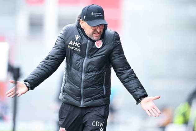 Sport Themen der Woche KW09 3. Liga - FC Energie Cottbus vs VfL Osnabrück am 23.02.2025 im LEAG Energie Stadion in Cottbus Trainer Claus-Dieter Pele Wollitz (Cottbus) unzufrieden, enttäuscht, enttaeuscht, niedergeschlagen. *** 3 Liga FC Energie Cottbus vs VfL Osnabrück on 23 02 2025 at the LEAG Energie Stadium in Cottbus Coach Claus Dieter Pele Wollitz Cottbus dissatisfied, disappointed, disappointed, dejected MT