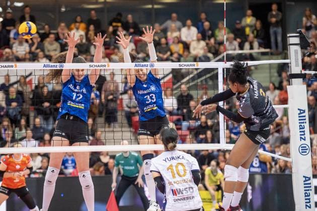 Danielle Harbin (SC Potsdam, 03) vs. Stuttgarter Block aus Lucia Varela Gomez (Allianz MTV Stuttgart, 12) und Maria Segura Pallares (Allianz MTV Stuttgart, 33) GER, Allianz MTV Stuttgart - SC Potsdam, Volleyball Bundesliga, VBL, Spielzeit 2024 2025, 01.03.2025 GER, Allianz MTV Stuttgart - SC Potsdam, Volleyball Bundesliga, VBL, Spielzeit 2024 2025, 01.03.2025 Stuttgart Copyright: xSandyxDinkelackerx EP_SDR