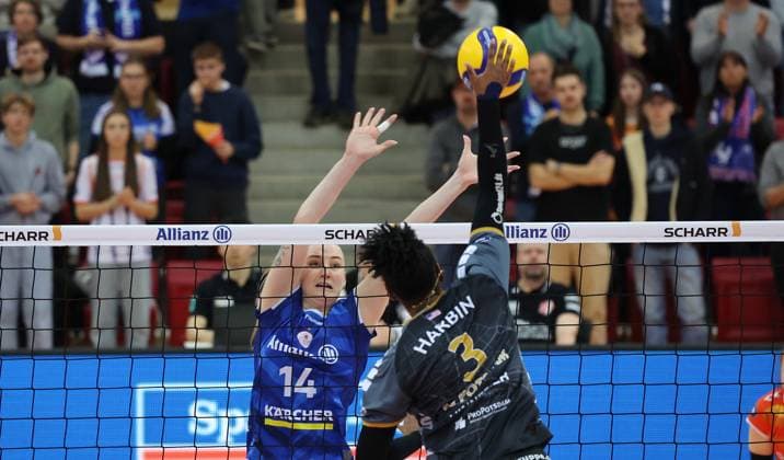 Stuttgart , Volleyball Bundesliga Frauen, Allianz MTV Stuttgart vs. SC Potsdam , von links: Kelsey Veltman ( Stgt ) Danielle Harbin ( Potsdam )