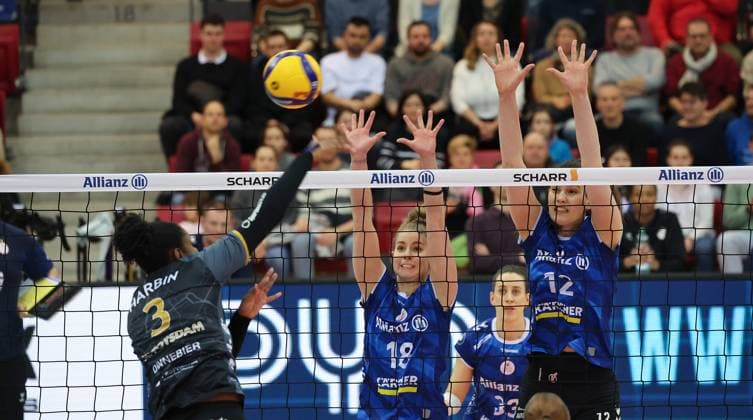 Stuttgart , Volleyball Bundesliga Frauen, Allianz MTV Stuttgart vs. SC Potsdam , von links: Danielle harbin ( Potsdam ) Pia Kästner Lucia Varela Gomez ( Stgt )