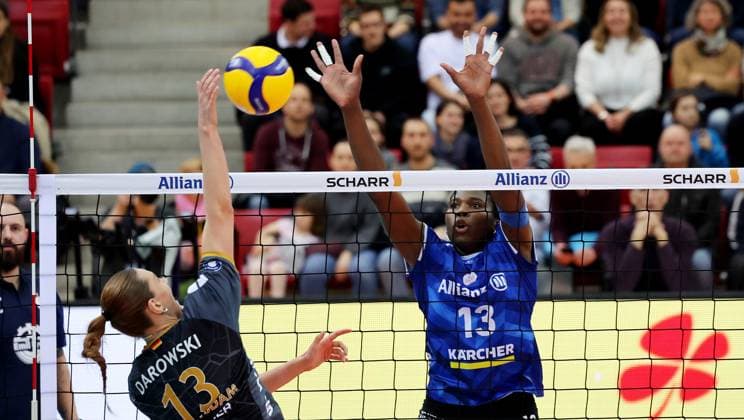 Stuttgart , Volleyball Bundesliga Frauen, Allianz MTV Stuttgart vs. SC Potsdam , von links: Lara Darowski ( Potsdam ) Krystal Rivers ( Stgt )