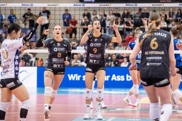 Michelle Bachmann (SC Potsdam, 08) und Anna Koulberg (SC Potsdam, 09), Mitte - Jubelmomente im ersten Satz GER, Allianz MTV Stuttgart - SC Potsdam, Volleyball Bundesliga, VBL, Spielzeit 2024 2025, 01.03.2025 GER, Allianz MTV Stuttgart - SC Potsdam, Volleyball Bundesliga, VBL, Spielzeit 2024 2025, 01.03.2025 Stuttgart Copyright: xSandyxDinkelackerx EP_SDR