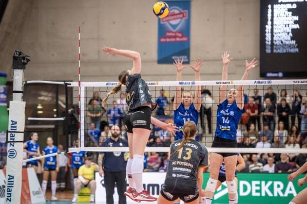 Eleanor Joyce Holthaus (SC Potsdam, 06) vs. Pauline Martin (Allianz MTV Stuttgart, 11) und Kelsey Veltman (Allianz MTV Stuttgart, 14) GER, Allianz MTV Stuttgart - SC Potsdam, Volleyball Bundesliga, VBL, Spielzeit 2024 2025, 01.03.2025 GER, Allianz MTV Stuttgart - SC Potsdam, Volleyball Bundesliga, VBL, Spielzeit 2024 2025, 01.03.2025 Stuttgart Copyright: xSandyxDinkelackerx EP_SDR