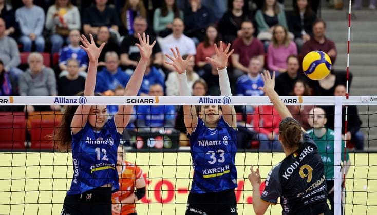 Stuttgart , Volleyball Bundesliga Frauen, Allianz MTV Stuttgart vs. SC Potsdam , von links: Lucia Varela Gomez Maria Segura Palleres ( Stgt ) Anna Koulberg ( Potsdam )