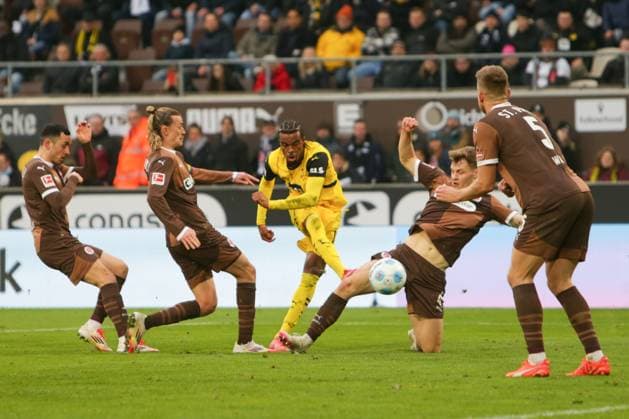 Bilder des Jahres 2025, Sport 03 März Sport Themen der Woche KW09 Sport Bilder des Tages GER, Hamburg, Fussball, DFB, FC St. Pauli vs Borussia Dortmund , im Millerntor Stadion , 01.03.2025 , v.l. Jackson Irvine (FC St. Pauli ,7 ) , Carney Chukwuemeka ( Borussia Dortmund ,17 ) , David Nemeth (FC St. Pauli ,4 ) , Hauke Wahl (FC St. Pauli ,5 ) DFL regulations prohibit any use of photographs as image sequences and or quasi-video. *** GER, Hamburg, Soccer, DFB, FC St Pauli vs Borussia Dortmund , im Millerntor Stadion , 01 03 2025 , v l Jackson Irvine FC St Pauli ,7 , Carney Chukwuemeka Borussia Dortmund ,17 , David Nemeth FC St Pauli ,4 , Hauke Wahl FC St Pauli ,5 DFL regulations prohibit any use of photographs as image sequences and or quasi video Copyright: HMBxMedia FernandoxSoares
