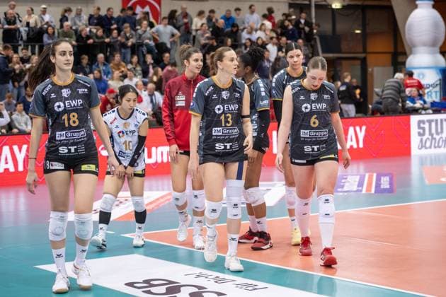 Andrea Tisma (SC Potsdam, 18), Yurika Bamba (SC Potsdam, 10), Lara Darowski (SC Potsdam, 13), Eleanor Joyce Holthaus (SC Potsdam, 06) vlnr., enttaeuscht, geknickte Stimmung GER, Allianz MTV Stuttgart - SC Potsdam, Volleyball Bundesliga, VBL, Spielzeit 2024 2025, 01.03.2025 GER, Allianz MTV Stuttgart - SC Potsdam, Volleyball Bundesliga, VBL, Spielzeit 2024 2025, 01.03.2025 Stuttgart *** Andrea Tisma SC Potsdam, 18 , Yurika Bamba SC Potsdam, 10 , Lara Darowski SC Potsdam, 13 , Eleanor Joyce Holthaus SC Potsdam, 06 vlnr , disappointed, dejected mood GER, Allianz MTV Stuttgart SC Potsdam, Volleyball Bundesliga, VBL, Season 2024 2025, 01 03 2025 GER, Allianz MTV Stuttgart SC Potsdam, Volleyball Bundesliga, VBL, Season 2024 2025, 01 03 2025 Stuttgart Copyright: xSandyxDinkelackerx EP_SDR