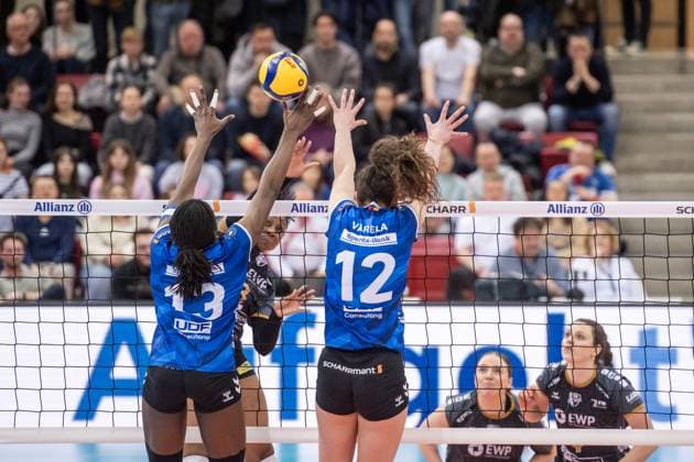 Stuttgarter Block aus Krystal Rivers (Allianz MTV Stuttgart, 13) und Lucia Varela Gomez (Allianz MTV Stuttgart, 12) vs. Danielle Harbin (SC Potsdam, 03) GER, Allianz MTV Stuttgart - SC Potsdam, Volleyball Bundesliga, VBL, Spielzeit 2024 2025, 01.03.2025 GER, Allianz MTV Stuttgart - SC Potsdam, Volleyball Bundesliga, VBL, Spielzeit 2024 2025, 01.03.2025 Stuttgart Copyright: xSandyxDinkelackerx EP_SDR