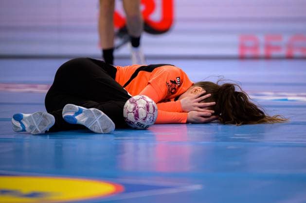 Sport Themen der Woche KW09 Sport Bilder des Tages Handball: DHB-Pokal, Final4, Halbfinale - HB Ludwigsburg - Borussia Dortmund Torhueterin Sarah Wachter (Dortmund) Verletzt Verletzung Schmerzen Stuttgart Porsche Arena Baden-Württemberg Deutschland *** Handball DHB Cup, Final4, semi-final HB Ludwigsburg Borussia Dortmund Goalkeeper Sarah Wachter Dortmund Injured Injury Pain Stuttgart Porsche Arena Baden Württemberg Germany
