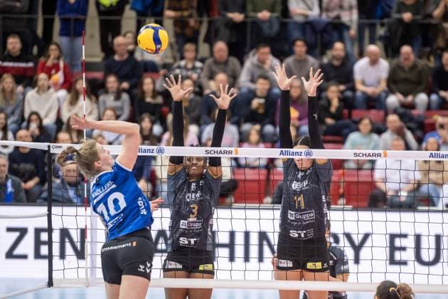 Jolien Knollema (Allianz MTV Stuttgart, 10) vs. Danielle Harbin (SC Potsdam, 03) und Sabrina Michelle Starks (SC Potsdam, 11) GER, Allianz MTV Stuttgart - SC Potsdam, Volleyball Bundesliga, VBL, Spielzeit 2024 2025, 01.03.2025 GER, Allianz MTV Stuttgart - SC Potsdam, Volleyball Bundesliga, VBL, Spielzeit 2024 2025, 01.03.2025 Stuttgart Copyright: xSandyxDinkelackerx EP_SDR