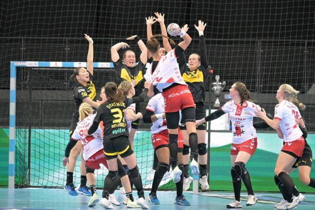 Sport Themen der Woche KW09 der Block der Spielerinnen des BVB Borussia Dortmund Handball gegen Xenia Smits (HB Ludwigsburg, 22) HB Ludwigsburg vs. BVB Borussia Dortmund Handball, Handball, Frauen, DHB Pokal Haushahn Final 4, Saison 2024 2025, 01.03.2025 HB Ludwigsburg vs. BVB Borussia Dortmund Handball, Handball, Frauen, DHB Pokal Haushahn Final 4, Saison 2024 2025, 01.03.2025 Stuttgart *** the block of the players of BVB Borussia Dortmund Handball against Xenia Smits HB Ludwigsburg, 22 HB Ludwigsburg vs BVB Borussia Dortmund Handball, Handball, Women, DHB Pokal Haushahn Final 4, Season 2024 2025, 01 03 2025 HB Ludwigsburg vs BVB Borussia Dortmund Handball, Handball, Women, DHB Pokal Haushahn Final 4, Season 2024 2025, 01 03 2025 Stuttgart Copyright: xEibner-Pressefoto TobiasxBaurx EP_TBR