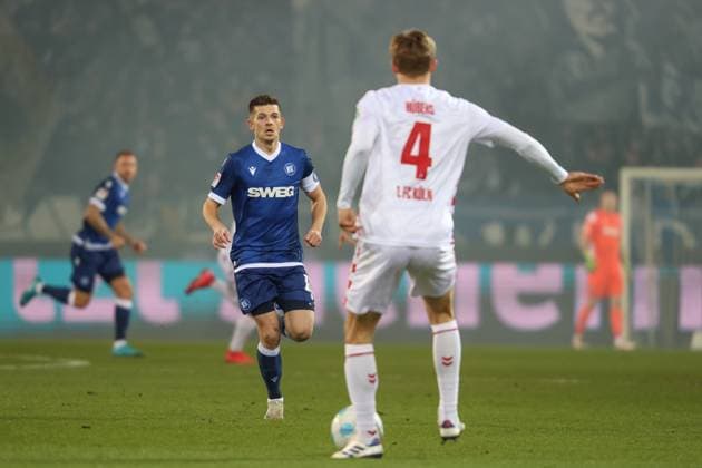 Timo Huebers (1. FC Koeln, 04) gegen Marvin Wanitzek (Karlsruher SC, 10), Karlsruher SC vs. 1. FC Koeln Fussball, 2. Bundesliga, 24. Spieltag, 2024 2025, 01.03.2025, DFL REGULATIONS PROHIBIT ANY USE OF PHOTOGRAPHS AS IMAGE SEQUENCES AND OR QUASI-VIDEO, Karlsruher SC vs. 1. FC Koeln Fussball, 2. Bundesliga, 24. Spieltag, 2024 2025, 01.03.2025 Karlsruhe