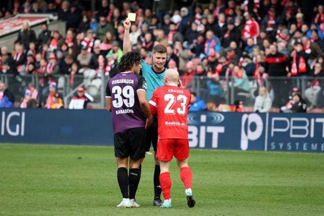 Schiedsrichter Yannick Ruppert zeigt 23 Maximilian Krauß (Energie Cottbus) die Gelbe Karte Fussball 3. Liga 2024 2025 FC Energie Cottbus - VFL Osnabrück