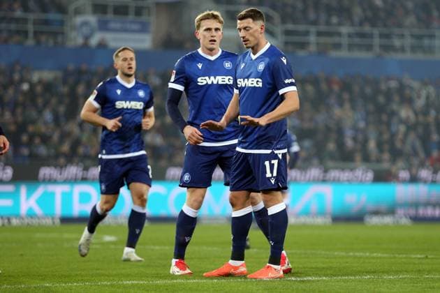 01.03.2025, xrekx, Fussball 2.Bundesliga, Karlsruher SC - 1.FC Köln v.l. Nicolai Rapp (Karlsruher SC) gibt Anweisungen, gestikuliert, mit den Armen gestikulieren gives instructions, gesticulate (DFL DFB REGULATIONS PROHIBIT ANY USE OF PHOTOGRAPHS as IMAGE SEQUENCES and or QUASI-VIDEO) Karlsruhe
