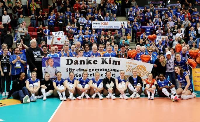 Stuttgart , Volleyball Bundesliga Frauen, Allianz MTV Stuttgart vs. SC Potsdam , Verabschiedung von Kim Renkema ( rechts neben Banner )