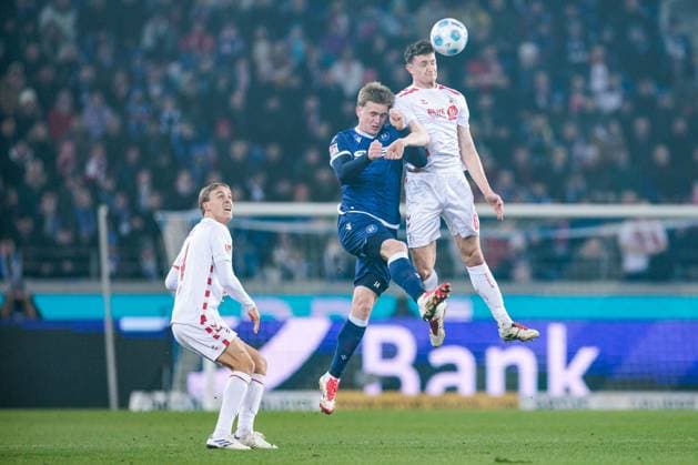 2. Fussball Bundesliga, Karlsruher SC - 1. FC Köln; 01.03.2025 Kopfballduell Mikkel Kaufmann (Karlsruher SC, 14), Eric Martel (1. FC Köln, 6) 2. Fussball Bundesliga, Karlsruher SC - 1. FC Köln, Karlsruhe, BBBank Wildpark am 01.03.2025 DFL REGULATIONS PROHIBIT ANY USE OF PHOTOGRAPHS AS IMAGE SEQUENCES AND OR QUASI-VIDEO.