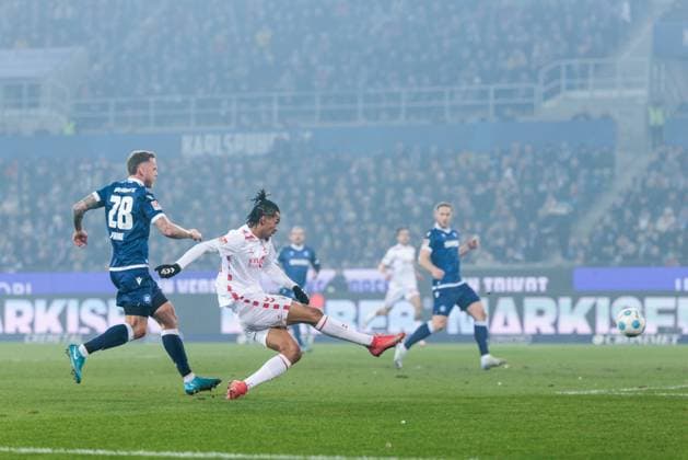 2. Fussball Bundesliga, Karlsruher SC - 1. FC Köln; 01.03.2025 Zweikampf Marcel Franke (Karlsruher SC, 28), Damion Downs (1. FC Köln, 42) Torschuss 2. Fussball Bundesliga, Karlsruher SC - 1. FC Köln, Karlsruhe, BBBank Wildpark am 01.03.2025 DFL REGULATIONS PROHIBIT ANY USE OF PHOTOGRAPHS AS IMAGE SEQUENCES AND OR QUASI-VIDEO.