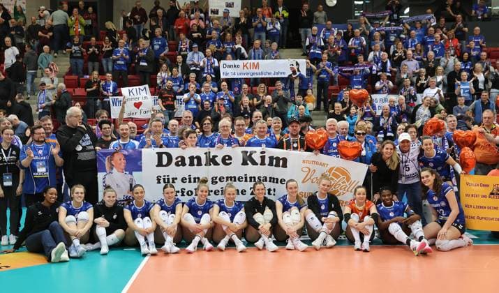 Stuttgart , Volleyball Bundesliga Frauen, Allianz MTV Stuttgart vs. SC Potsdam , Verabschiedung von Kim Renkema ( rechts neben Banner )