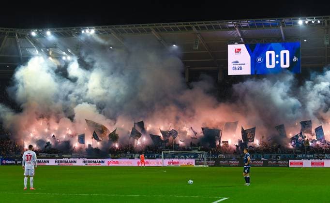 Rauch im Stadion waehrend des Spiels der 2. Bundesliga zwischen Karlsruher SC und 1. FC Köln im BBBank Wildpark am 01. March 2025 in Karlsruhe, Deutschland. (Foto von DeFodi Silas Schüller) +++ Smoke in the stadium during the 2. Bundesliga match between Karlsruher SC and 1. FC Köln at BBBank Wildpark on March 1, 2025 in Karlsruhe, Germany. (Photo by DeFodi Silas Schüller) DFB DFL REGULATIONS PROHIBIT ANY USE OF PHOTOGRAPHS AS IMAGE SEQUENCES AND OR QUASI-VIDEO. (Photo by Silas Schueller DeFodi Images)