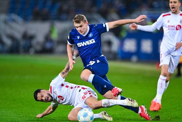 Lasse Guenther (Karlsruher SC) und Jusuf Gazibegovic (1. FC Koeln) im Zweikampf waehrend des Spiels der 2. Bundesliga zwischen Karlsruher SC und 1. FC Köln im BBBank Wildpark am 01. March 2025 in Karlsruhe, Deutschland. (Foto von DeFodi Silas Schüller) +++ Lasse Guenther (Karlsruher SC) and Jusuf Gazibegovic (1. FC Koeln) battle for the ball during the 2. Bundesliga match between Karlsruher SC and 1. FC Köln at BBBank Wildpark on March 1, 2025 in Karlsruhe, Germany. (Photo by DeFodi Silas Schüller) DFB DFL REGULATIONS PROHIBIT ANY USE OF PHOTOGRAPHS AS IMAGE SEQUENCES AND OR QUASI-VIDEO. (Photo by Silas Schueller DeFodi Images)