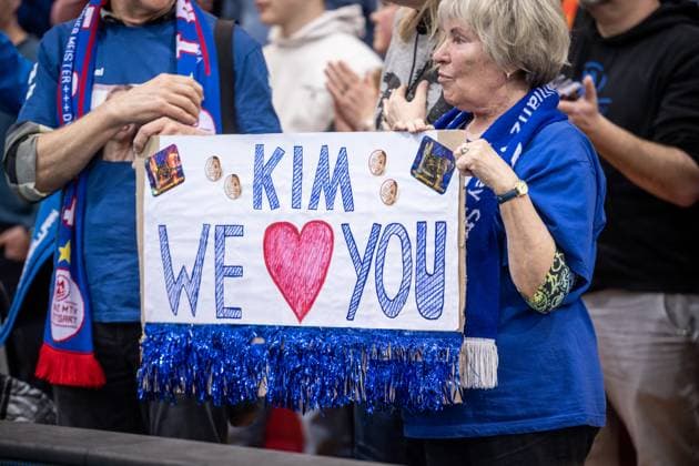 Schild mit KIM WE LOVE YOU - Kim Oszvald-Renkem bei Verabschiedung in Stuttgart GER, Allianz MTV Stuttgart - SC Potsdam, Volleyball Bundesliga, VBL, Spielzeit 2024 2025, 01.03.2025 GER, Allianz MTV Stuttgart - SC Potsdam, Volleyball Bundesliga, VBL, Spielzeit 2024 2025, 01.03.2025 Stuttgart Copyright: xSandyxDinkelackerx EP_SDR
