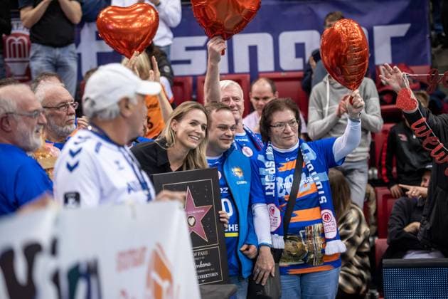 Fans mit Kim Oszvald-Renkem bei Verabschiedung in Stuttgart GER, Allianz MTV Stuttgart - SC Potsdam, Volleyball Bundesliga, VBL, Spielzeit 2024 2025, 01.03.2025 GER, Allianz MTV Stuttgart - SC Potsdam, Volleyball Bundesliga, VBL, Spielzeit 2024 2025, 01.03.2025 Stuttgart Copyright: xSandyxDinkelackerx EP_SDR
