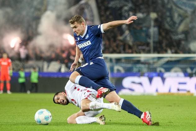 Zweikampf zwischen Jusuf Gazibegovic (1. FC Koeln, 25) und Lasse Guenther (Karlsruher SC, 29), Karlsruher SC vs. 1. FC Koeln Fussball, 2. Bundesliga, 24. Spieltag, 2024 2025, 01.03.2025, DFL REGULATIONS PROHIBIT ANY USE OF PHOTOGRAPHS AS IMAGE SEQUENCES AND OR QUASI-VIDEO, Karlsruher SC vs. 1. FC Koeln Fussball, 2. Bundesliga, 24. Spieltag, 2024 2025, 01.03.2025 Karlsruhe
