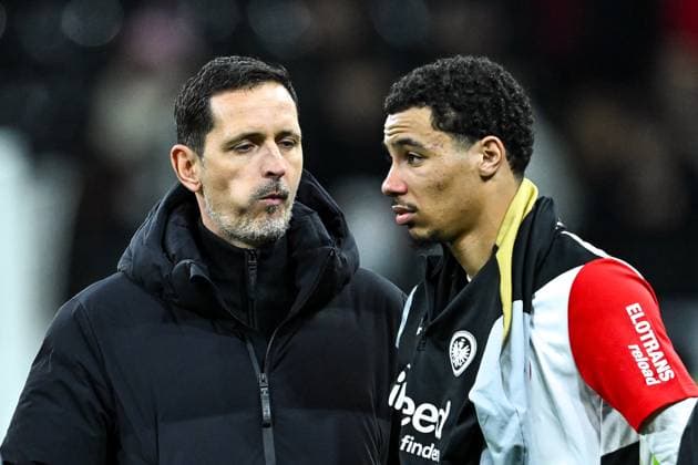 Dino Toppmoeller (Eintracht Frankfurt, Trainer) und Hugo Ekitike (Eintracht Frankfurt, 11) nach dem Spiel, GER, Eintracht Frankfurt vs. Bayer 04 Leverkusen, Fussball, 1. Bundesliga, 24. Spieltag, Saison 2024 2025, 01.03.2025. DFL REGULATIONS PROHIBIT ANY USE OF PHOTOGRAPHS as IMAGE SEQUENCES and or QUASI-VIDEO. GER, Eintracht Frankfurt vs. Bayer 04 Leverkusen, Fussball, 1. Bundesliga, 24. Spieltag, Saison 2024 2025, 01.03.2025. Frankfurt am Main Copyright: xEibner-Pressefoto FlorianxWieganx EP_FWD