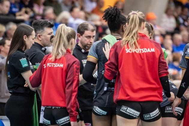 Riccardo Boieri (SC Potsdam, Head-Coach) mit Team in der Auszeit, kritischer Blick bei Ansprache GER, Allianz MTV Stuttgart - SC Potsdam, Volleyball Bundesliga, VBL, Spielzeit 2024 2025, 01.03.2025 GER, Allianz MTV Stuttgart - SC Potsdam, Volleyball Bundesliga, VBL, Spielzeit 2024 2025, 01.03.2025 Stuttgart *** Riccardo Boieri SC Potsdam, Head Coach with team during time-out, critical look during speech GER, Allianz MTV Stuttgart SC Potsdam, Volleyball Bundesliga, VBL, 2024 2025 season, 01 03 2025 GER, Allianz MTV Stuttgart SC Potsdam, Volleyball Bundesliga, VBL, 2024 2025 season, 01 03 2025 Stuttgart Copyright: xSandyxDinkelackerx EP_SDR