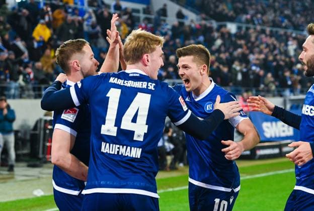 Christoph Kobald (Karlsruher SC) und Marvin Wanitzek (Karlsruher SC) bejubeln das erste Tor ihrer Mannschaft waehrend des Spiels der 2. Bundesliga zwischen Karlsruher SC und 1. FC Köln im BBBank Wildpark am 01. March 2025 in Karlsruhe, Deutschland. (Foto von DeFodi Silas Schüller) +++ Christoph Kobald (Karlsruher SC) and Marvin Wanitzek (Karlsruher SC) celebrate their team s first goal during the 2. Bundesliga match between Karlsruher SC and 1. FC Köln at BBBank Wildpark on March 1, 2025 in Karlsruhe, Germany. (Photo by DeFodi Silas Schüller) DFB DFL REGULATIONS PROHIBIT ANY USE OF PHOTOGRAPHS AS IMAGE SEQUENCES AND OR QUASI-VIDEO. (Photo by Silas Schueller DeFodi Images)