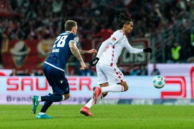 2. Fussball Bundesliga, Karlsruher SC - 1. FC Köln; 01.03.2025 Zweikampf Marcel Franke (Karlsruher SC, 28), Damion Downs (1. FC Köln, 42) 2. Fussball Bundesliga, Karlsruher SC - 1. FC Köln, Karlsruhe, BBBank Wildpark am 01.03.2025 DFL REGULATIONS PROHIBIT ANY USE OF PHOTOGRAPHS AS IMAGE SEQUENCES AND OR QUASI-VIDEO.