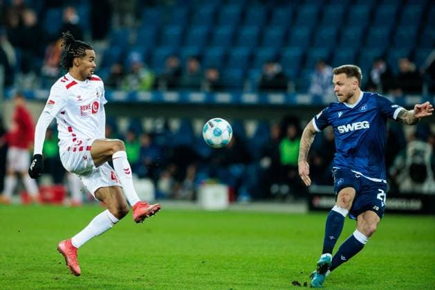 2. Fussball Bundesliga, Karlsruher SC - 1. FC Köln; 01.03.2025 Zweikampf Damion Downs (1. FC Köln, 42), Marcel Franke (Karlsruher SC, 28) 2. Fussball Bundesliga, Karlsruher SC - 1. FC Köln, Karlsruhe, BBBank Wildpark am 01.03.2025 DFL REGULATIONS PROHIBIT ANY USE OF PHOTOGRAPHS AS IMAGE SEQUENCES AND OR QUASI-VIDEO.