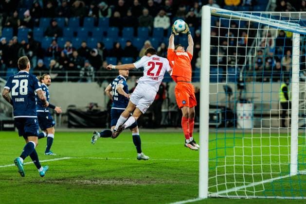 2. Fussball Bundesliga, Karlsruher SC - 1. FC Köln; 01.03.2025 Zweikampf Imad Rondic (1. FC Köln, 27), Max Weiß (Karlsruher SC, 1) 2. Fussball Bundesliga, Karlsruher SC - 1. FC Köln, Karlsruhe, BBBank Wildpark am 01.03.2025 DFL REGULATIONS PROHIBIT ANY USE OF PHOTOGRAPHS AS IMAGE SEQUENCES AND OR QUASI-VIDEO.