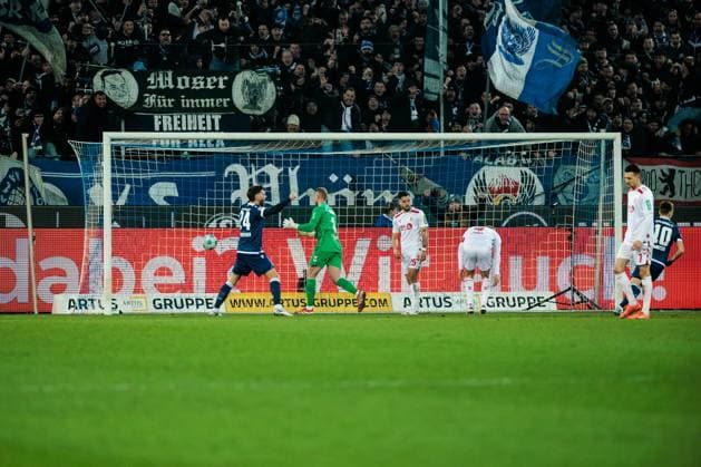 2. Fussball Bundesliga, Karlsruher SC - 1. FC Köln; 01.03.2025 Marvin Schwäbe (1. FC Köln, 1) kann das 1:0 nicht verhindern - Eigentor Timo Hübers (1. FC Köln, 4) 2. Fussball Bundesliga, Karlsruher SC - 1. FC Köln, Karlsruhe, BBBank Wildpark am 01.03.2025 DFL REGULATIONS PROHIBIT ANY USE OF PHOTOGRAPHS AS IMAGE SEQUENCES AND OR QUASI-VIDEO.