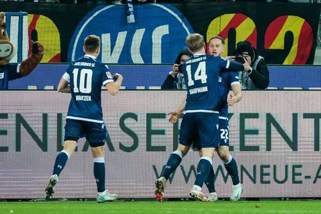 2. Fussball Bundesliga, Karlsruher SC - 1. FC Köln; 01.03.2025 Jubel zum 1:0 nach Eigentor durch Timo Hübers (1. FC Köln, 4) 2. Fussball Bundesliga, Karlsruher SC - 1. FC Köln, Karlsruhe, BBBank Wildpark am 01.03.2025 DFL REGULATIONS PROHIBIT ANY USE OF PHOTOGRAPHS AS IMAGE SEQUENCES AND OR QUASI-VIDEO.