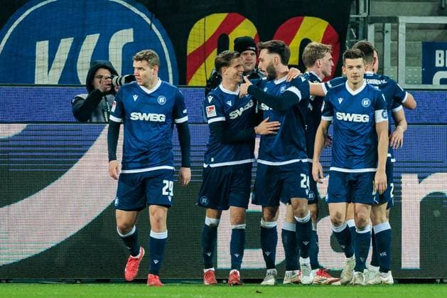 2. Fussball Bundesliga, Karlsruher SC - 1. FC Köln; 01.03.2025 Jubel zum 1:0 nach Eigentor durch Timo Hübers (1. FC Köln, 4) 2. Fussball Bundesliga, Karlsruher SC - 1. FC Köln, Karlsruhe, BBBank Wildpark am 01.03.2025 DFL REGULATIONS PROHIBIT ANY USE OF PHOTOGRAPHS AS IMAGE SEQUENCES AND OR QUASI-VIDEO.