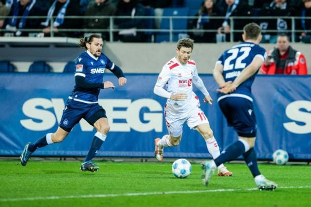 2. Fussball Bundesliga, Karlsruher SC - 1. FC Köln; 01.03.2025 Zweikampf Sebastian Jung (Karlsruher SC, 2), Florian Kainz (1. FC Köln, 11) 2. Fussball Bundesliga, Karlsruher SC - 1. FC Köln, Karlsruhe, BBBank Wildpark am 01.03.2025 DFL REGULATIONS PROHIBIT ANY USE OF PHOTOGRAPHS AS IMAGE SEQUENCES AND OR QUASI-VIDEO.