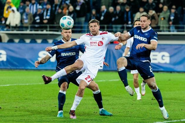 2. Fussball Bundesliga, Karlsruher SC - 1. FC Köln; 01.03.2025 Zweikampf Marcel Franke (Karlsruher SC, 28), Imad Rondic (1. FC Köln, 27), Christoph Kobald (Karlsruher SC, 22) 2. Fussball Bundesliga, Karlsruher SC - 1. FC Köln, Karlsruhe, BBBank Wildpark am 01.03.2025 DFL REGULATIONS PROHIBIT ANY USE OF PHOTOGRAPHS AS IMAGE SEQUENCES AND OR QUASI-VIDEO.