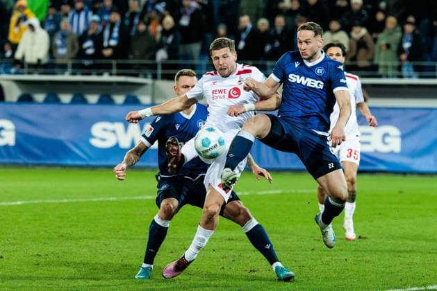 2. Fussball Bundesliga, Karlsruher SC - 1. FC Köln; 01.03.2025 Zweikampf Marcel Franke (Karlsruher SC, 28), Imad Rondic (1. FC Köln, 27), Christoph Kobald (Karlsruher SC, 22) 2. Fussball Bundesliga, Karlsruher SC - 1. FC Köln, Karlsruhe, BBBank Wildpark am 01.03.2025 DFL REGULATIONS PROHIBIT ANY USE OF PHOTOGRAPHS AS IMAGE SEQUENCES AND OR QUASI-VIDEO.