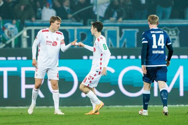 2. Fussball Bundesliga, Karlsruher SC - 1. FC Köln; 01.03.2025 Timo Hübers (1. FC Köln, 4) bekommt von Denis Huseinbasic (1. FC Köln, 8) einen Zettel in die Hand gedrückt 2. Fussball Bundesliga, Karlsruher SC - 1. FC Köln, Karlsruhe, BBBank Wildpark am 01.03.2025 DFL REGULATIONS PROHIBIT ANY USE OF PHOTOGRAPHS AS IMAGE SEQUENCES AND OR QUASI-VIDEO.