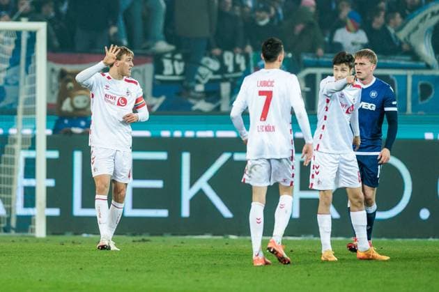 2. Fussball Bundesliga, Karlsruher SC - 1. FC Köln; 01.03.2025 Timo Hübers (1. FC Köln, 4) gestikuliert die Taktikumstellung 2. Fussball Bundesliga, Karlsruher SC - 1. FC Köln, Karlsruhe, BBBank Wildpark am 01.03.2025 DFL REGULATIONS PROHIBIT ANY USE OF PHOTOGRAPHS AS IMAGE SEQUENCES AND OR QUASI-VIDEO.