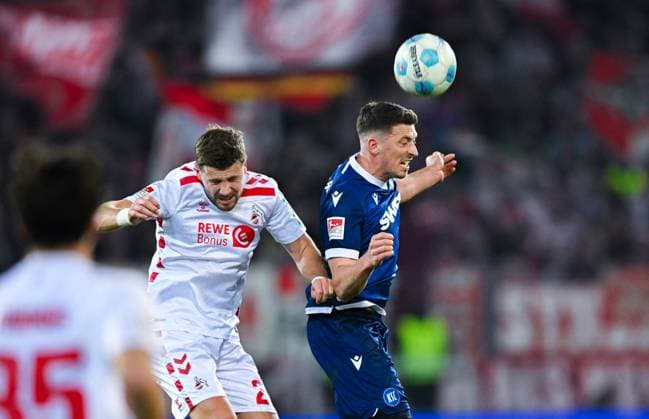 Nicolai Rapp (Karlsruher SC) und Imad Rondic (1. FC Koeln) im Zweikampf waehrend des Spiels der 2. Bundesliga zwischen Karlsruher SC und 1. FC Köln im BBBank Wildpark am 01. March 2025 in Karlsruhe, Deutschland. (Foto von DeFodi Silas Schüller) +++ Nicolai Rapp (Karlsruher SC) and Imad Rondic (1. FC Koeln) battle for the ball during the 2. Bundesliga match between Karlsruher SC and 1. FC Köln at BBBank Wildpark on March 1, 2025 in Karlsruhe, Germany. (Photo by DeFodi Silas Schüller) DFB DFL REGULATIONS PROHIBIT ANY USE OF PHOTOGRAPHS AS IMAGE SEQUENCES AND OR QUASI-VIDEO. (Photo by Silas Schueller DeFodi Images)