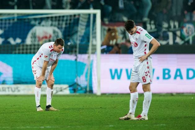 2. Fussball Bundesliga, Karlsruher SC - 1. FC Köln; 01.03.2025 Dominique Heintz (1. FC Köln, 3), Eric Martel (1. FC Köln, 6) frustriert nach Abpfiff 2. Fussball Bundesliga, Karlsruher SC - 1. FC Köln, Karlsruhe, BBBank Wildpark am 01.03.2025 DFL REGULATIONS PROHIBIT ANY USE OF PHOTOGRAPHS AS IMAGE SEQUENCES AND OR QUASI-VIDEO.