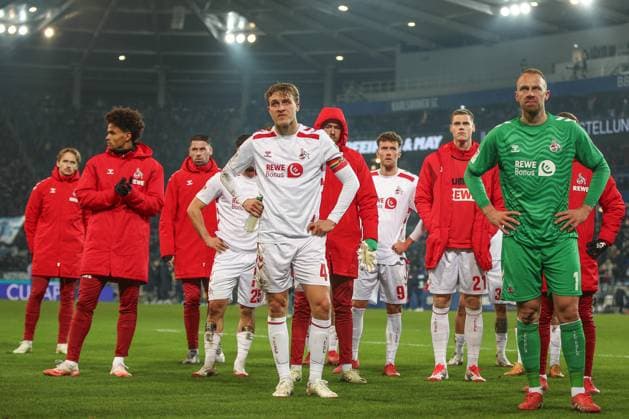 Timo Huebers (1. FC Koeln, 04) mit der Mannschaft bei den Fans nach der Niederlage, Karlsruher SC vs. 1. FC Koeln Fussball, 2. Bundesliga, 24. Spieltag, 2024 2025, 01.03.2025, DFL REGULATIONS PROHIBIT ANY USE OF PHOTOGRAPHS AS IMAGE SEQUENCES AND OR QUASI-VIDEO, Karlsruher SC vs. 1. FC Koeln Fussball, 2. Bundesliga, 24. Spieltag, 2024 2025, 01.03.2025 Karlsruhe