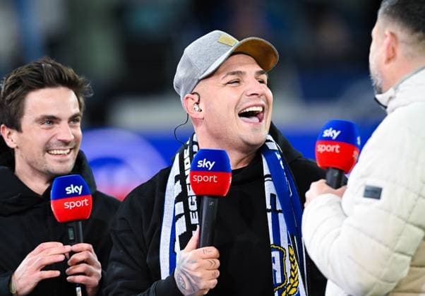 Pietro Lombardi lacht bei einem Sky-Interview waehrend des Spiels der 2. Bundesliga zwischen Karlsruher SC und 1. FC Köln im BBBank Wildpark am 01. March 2025 in Karlsruhe, Deutschland. (Foto von DeFodi Silas Schüller) +++ Pietro Lombardi laughs during an interview during the 2. Bundesliga match between Karlsruher SC and 1. FC Köln at BBBank Wildpark on March 1, 2025 in Karlsruhe, Germany. (Photo by DeFodi Silas Schüller) DFB DFL REGULATIONS PROHIBIT ANY USE OF PHOTOGRAPHS AS IMAGE SEQUENCES AND OR QUASI-VIDEO. (Photo by Silas Schueller DeFodi Images)